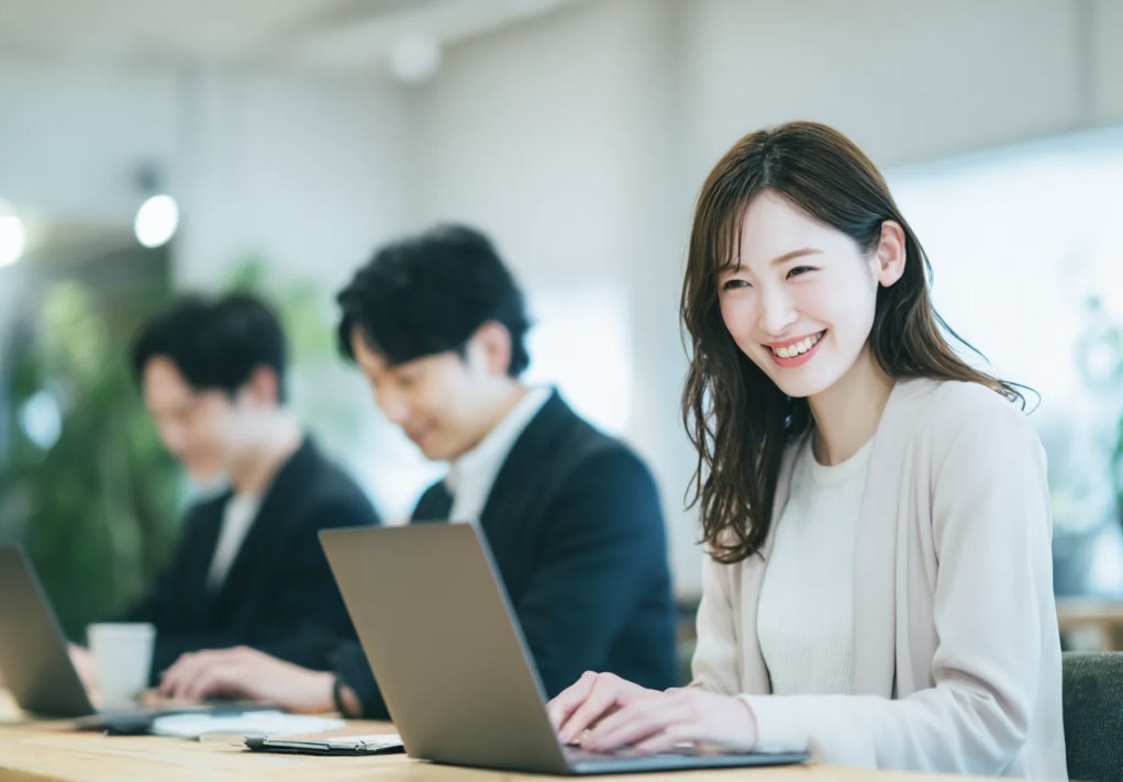 オフィスで笑顔の社員